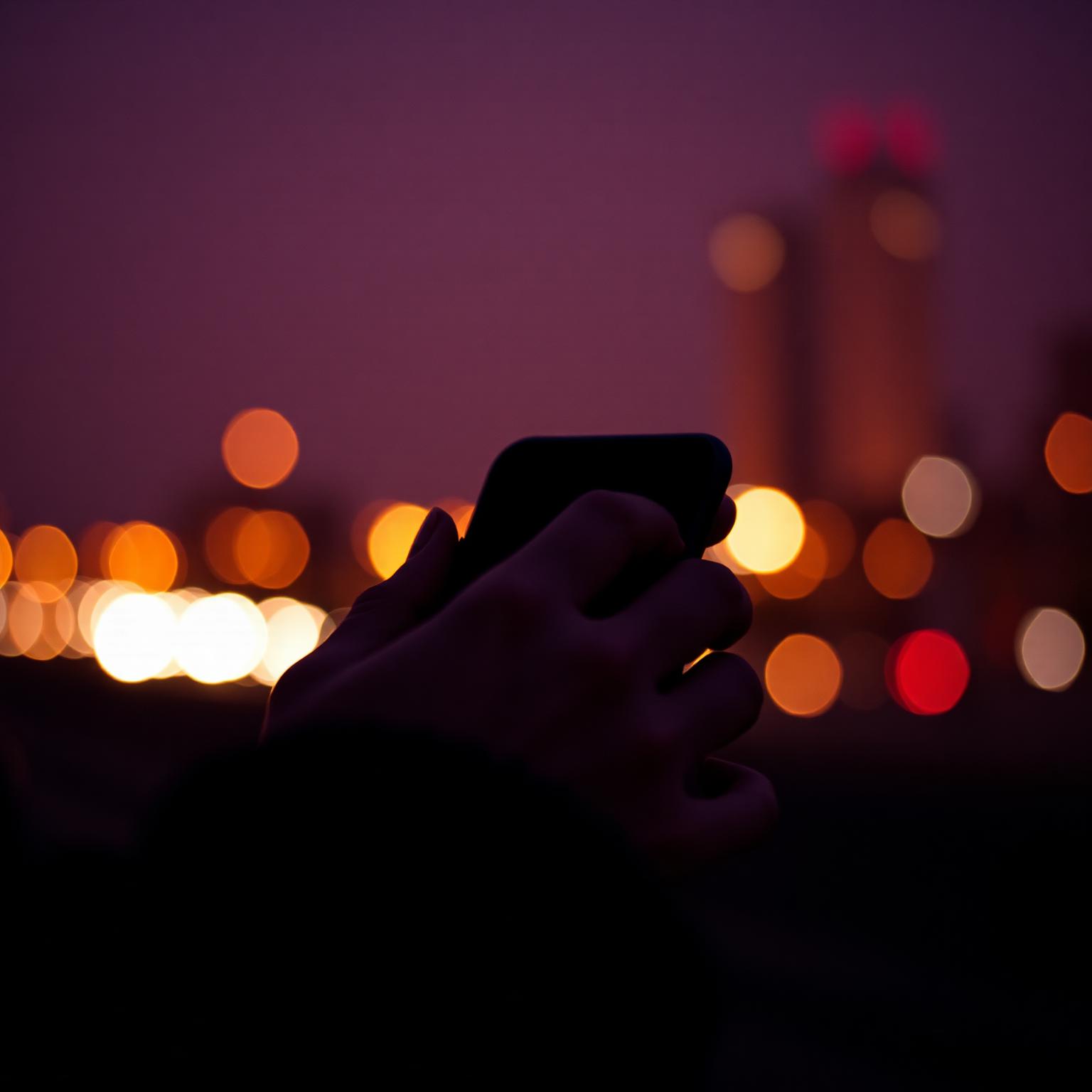Persona che invia un messaggio decisivo al tramonto